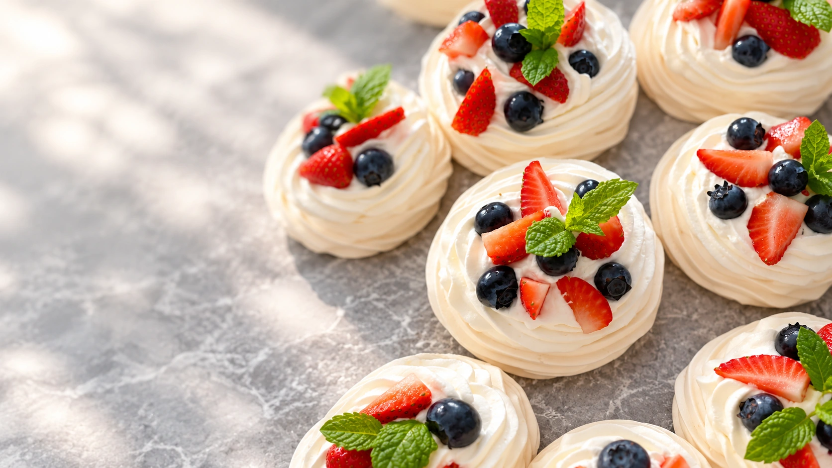 Mini pavlovy se šlehačkou, jahodami, borůvkami a mátou